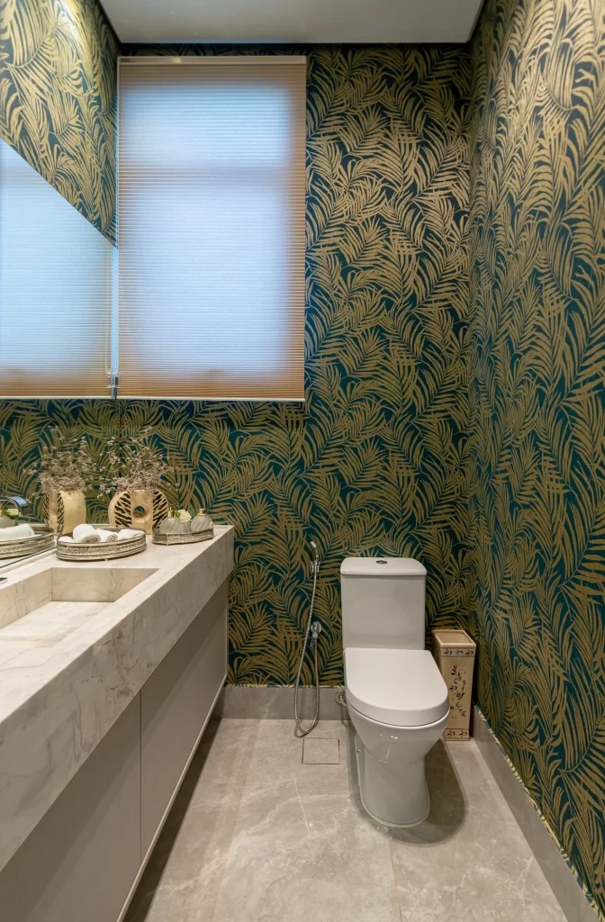 Lavabo com papel de parede botânico, azul e bege