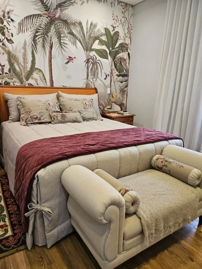 Quarto com papel de parede tropical e enxoval personalizado